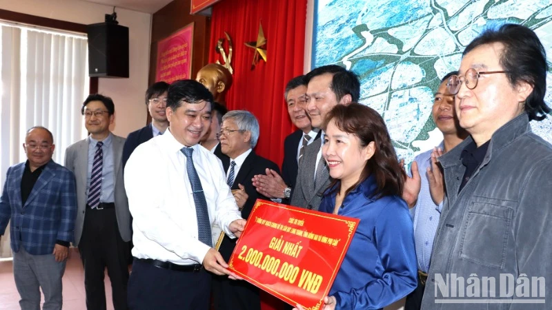 Phó Chủ tịch Ủy ban nhân dân tỉnh Đồng Nai Hồ Văn Hà trao giải nhất cuộc thi nhóm tác giả.