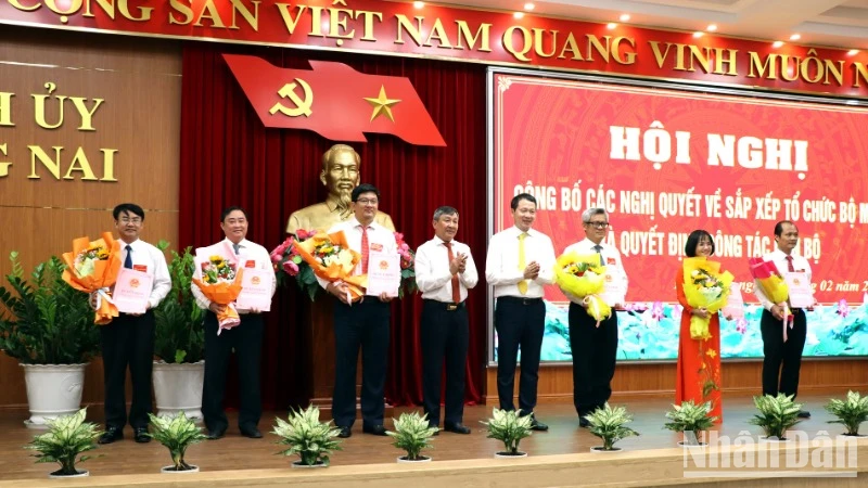 Bí thư Tỉnh ủy Đồng Nai Vũ Hồng Văn và Phó Bí thư Thường trực Tỉnh ủy Hồ Thanh Sơn trao quyết định cho Giám đốc, phó giám đốc phụ trách điều hành các sở.