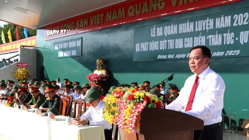 Đồng chí Võ Tấn Đức, Phó Bí thư Tỉnh ủy, Chủ tịch Ủy ban nhân dân tỉnh Đồng Nai phát biểu chỉ đạo tại lễ ra quân huấn luyện năm 2025 và phát động phong trào thi đua "Thần tốc-quyết thắng".