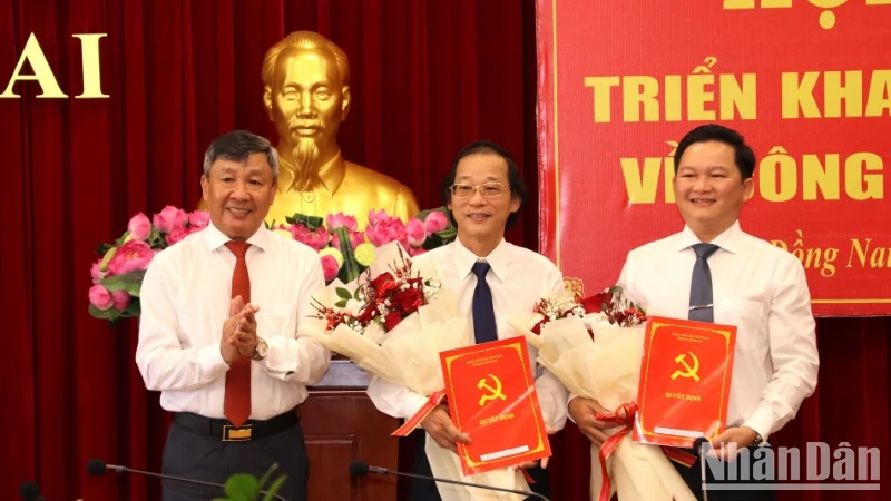 Phó Bí thư Thường trực Tỉnh ủy Đồng Nai Hồ Thanh Sơn trao quyết định cho đồng chí Nguyễn Hữu Nguyên (bên phải) và đồng chí Bùi Quang Huy (bên trái).
