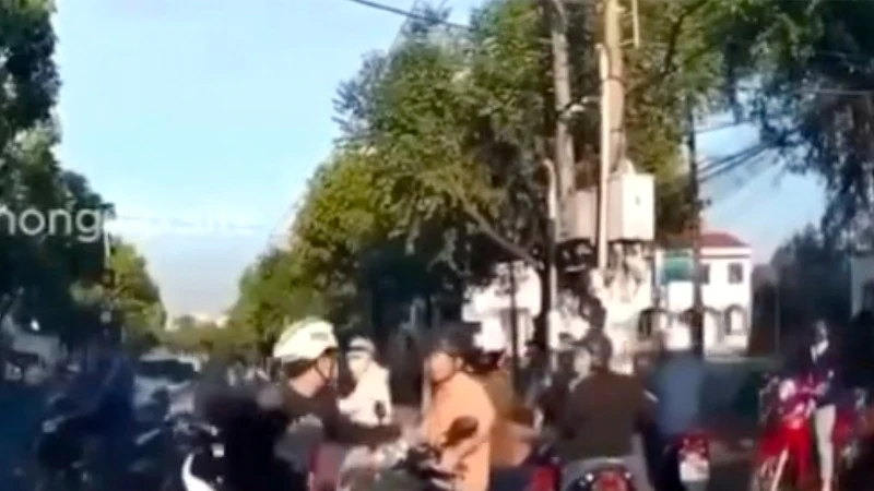 Nguyễn Huynh đánh người sau vụ va chạm xe. (Ảnh cắt từ clip).