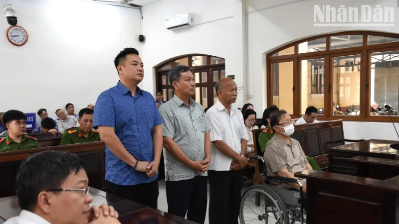 Các bị cáo tại phiên tòa chiều 7/3.