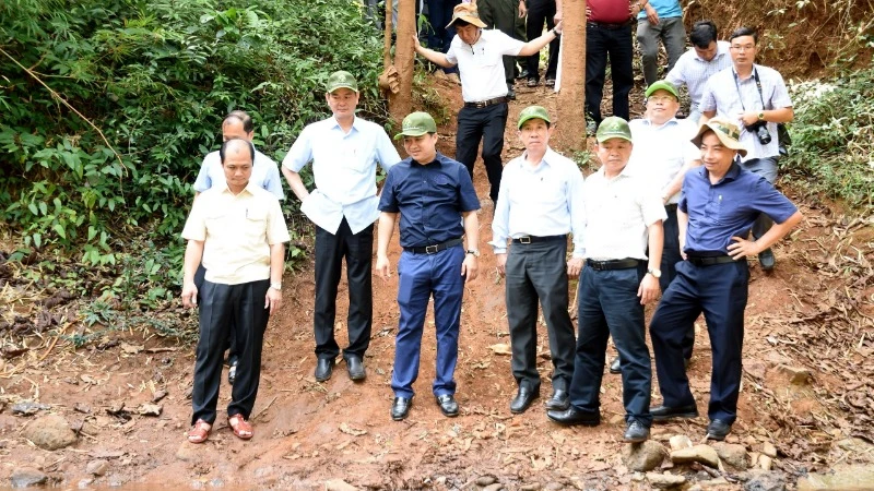 Phó Chủ tịch Ủy ban nhân dân tỉnh Đồng Nai cùng đại diện các sở, ngành và huyện Vĩnh Cửu khảo sát khu vực được đề xuất khôi phục cầu Mã Đà để kết nối 2 tỉnh Bình Phước và Đồng Nai.