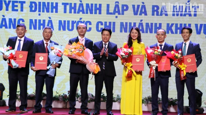 Phó Thống đốc Ngân hàng Nhà nước Việt Nam Phạm Tiến Dũng trao quyết định bổ nhiệm các Phó Giám đốc Ngân hàng Nhà nước khu vực 12.