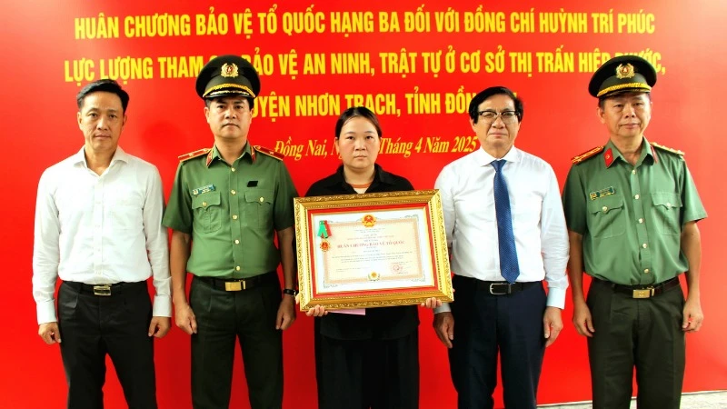 Lãnh đạo tỉnh Đồng Nai trao Huân chương Bảo vệ Tổ quốc hạng Ba cho đại diện gia đình đồng chí Huỳnh Trí Phúc.
