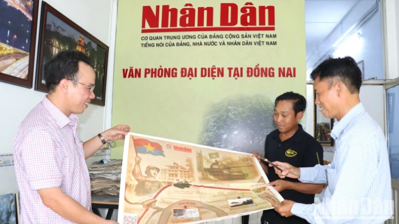 Phát miễn phí phụ san đặc biệt Báo Nhân Dân ở trụ sở Văn phòng đại diện Báo Nhân Dân tại Đồng Nai.