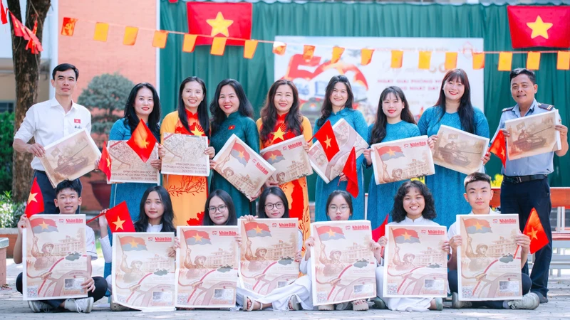 Giáo viên và học sinh ở Đồng Nai hào hứng đón nhận phụ san đặc biệt của Báo Nhân Dân.