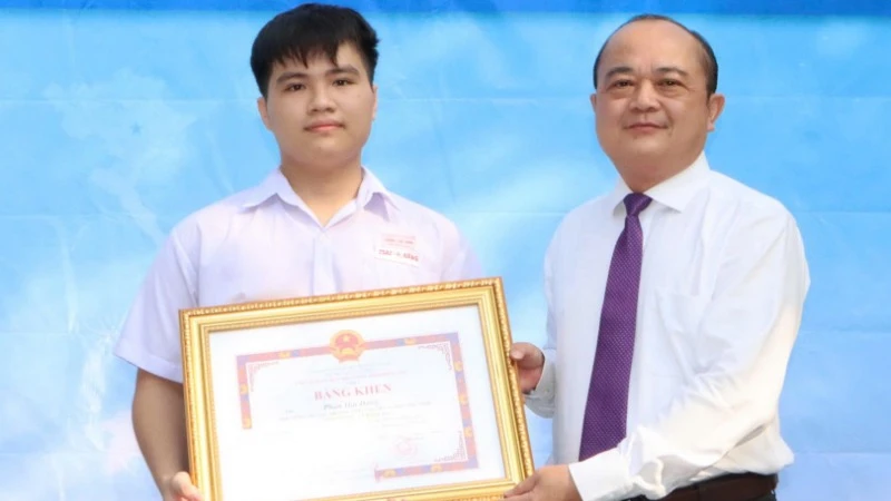 Phó Giám đốc Sở Khoa học và Công nghệ Đồng Nai Võ Hoàng Khai trao Bằng khen cho em Phan Hải Đăng.