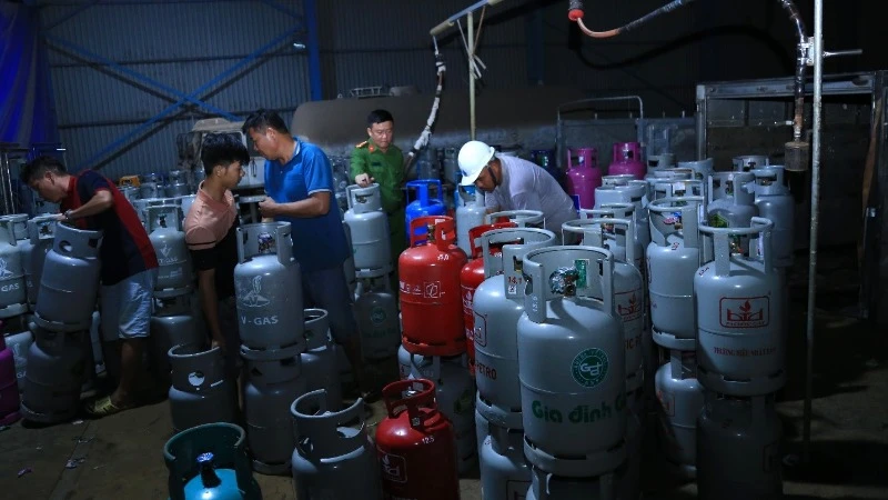 Lực lượng chức năng kiểm đếm số bình gas.