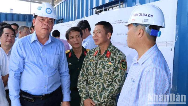 Chủ tịch Ủy ban nhân dân tỉnh Đồng Nai Võ Tấn Đức kiểm tra tiến độ một dự án trọng điểm trên địa bàn.
