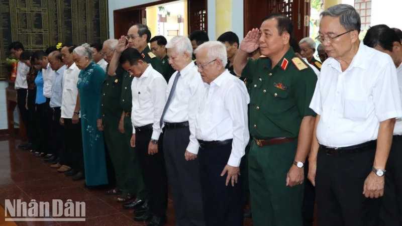Nguyên Chủ tịch nước Nguyễn Minh Triết cùng các đại biểu dành phút mặc niệm tưởng nhớ công ơn vĩ đại của Chủ tịch Hồ Chí Minh và các Anh hùng liệt sĩ.
