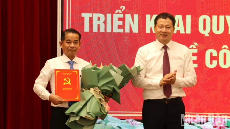 Đồng chí Vũ Hồng Văn, Bí thư Tỉnh ủy Đồng Nai trao quyết định của Ban Bí thư Trung ương Đảng chuẩn y đồng chí Thái Bảo giữ chức Phó Bí thư Tỉnh ủy.