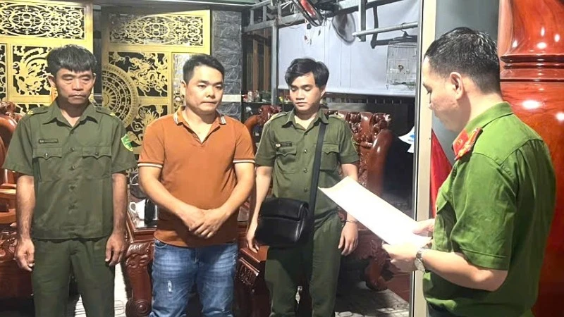 Cơ quan điều tra thi hành lệnh khám xét tại nhà Nguyễn Bá Thanh (áo nâu). (Ảnh: Công an tỉnh Đồng Nai)