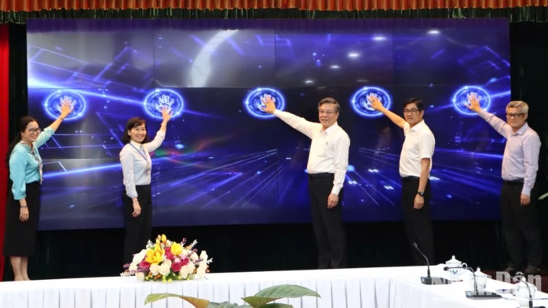 Các đại biểu thực hiện nghi thức Lễ phát động Phong trào “Bình dân học vụ số”.
