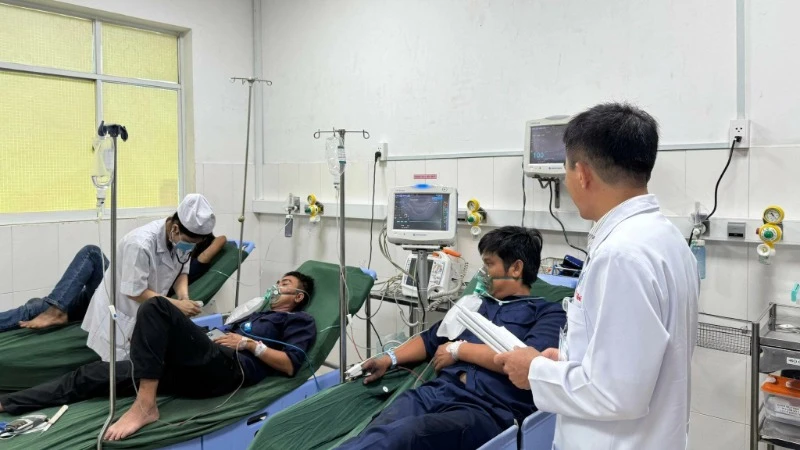 Ba công nhân đang được theo dõi, cấp cứu tại Bệnh viện đa khoa Thống Nhất. (Ảnh: Hạnh Dung)