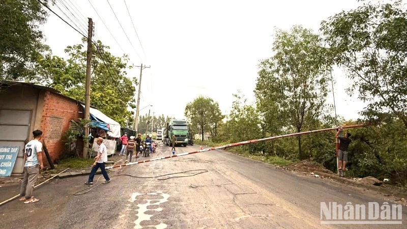 Lực lượng chức năng xã Hố Nai 3 tiến hành tháo gỡ barie tại "trạm thu phí" trên đường Suối Sao 2.
