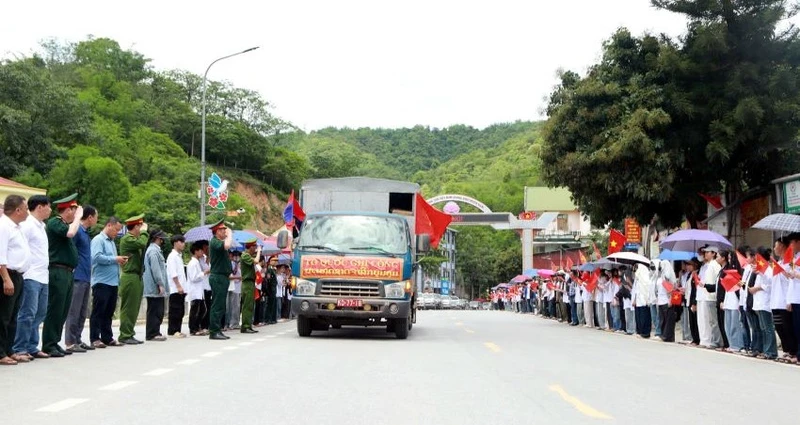 Lễ đón hài cốt liệt sĩ quân tình nguyện, chuyên gia Việt Nam hy sinh tại Lào tại thị trấn Mường Xén.