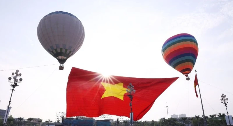 Lá cờ Tổ quốc có diện tích 2.025m2 được bay lên bầu trời thành phố Vinh.