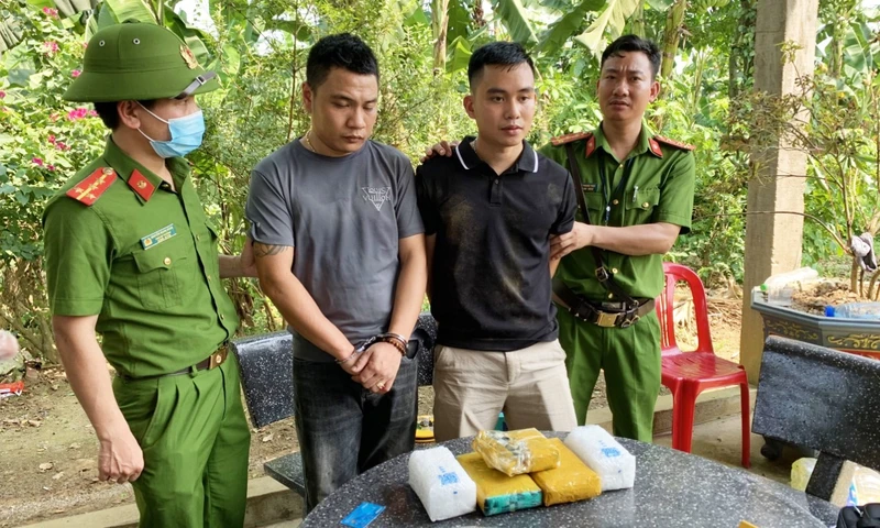 Hai đối tượng mua bán, vận chuyển ma túy bị bắt giữ.
