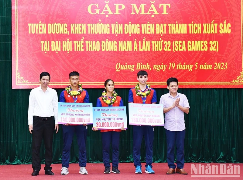 Các đồng chí lãnh đạo tỉnh Quảng Bình trao thưởng cho các vận động viên