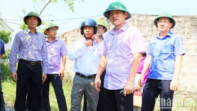 Đồng chí Lê Văn Bảo (đứng trước) kiểm tra công tác dân vận trong giải phóng mặt bằng ở thành phố Đồng Hới