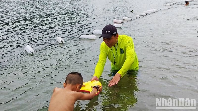 Kỹ thuật viên của Công ty du lịch Chua me đất dạy bơi cho trẻ em ở thị trấn Phong Nha, Quảng Bình. (Ảnh HƯƠNG GIANG) 