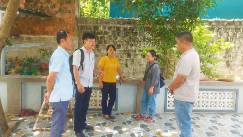 Cán bộ Trung tâm Kiểm soát bệnh tật tỉnh Quảng Bình điều tra dịch tễ tại khu vực có người chết do bệnh dại. (Ảnh: Nội Hà)