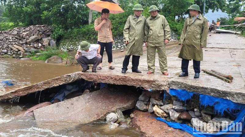 Đoàn công tác của tỉnh Quảng Bình và huyện Minh Hóa kiểm tra vị trí sạt lở trên ngầm tràn Ka Ai, xã Dân Hóa.