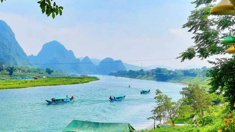 Sáng sớm ngày 1/9, thuyền đưa khách thăm động Phong Nha.