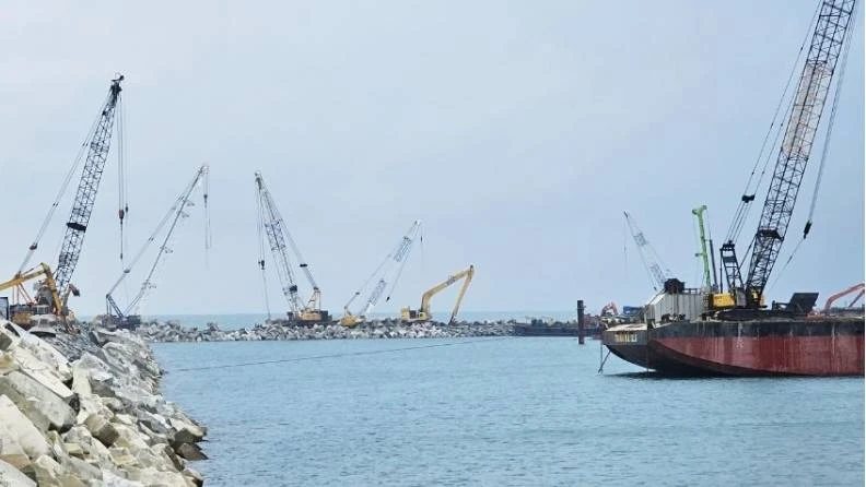 Thi công hạng mục đê chắn sóng thuộc dự án cơ sở hạ tầng Trung tâm điện lực Quảng Trạch (Quảng Bình).