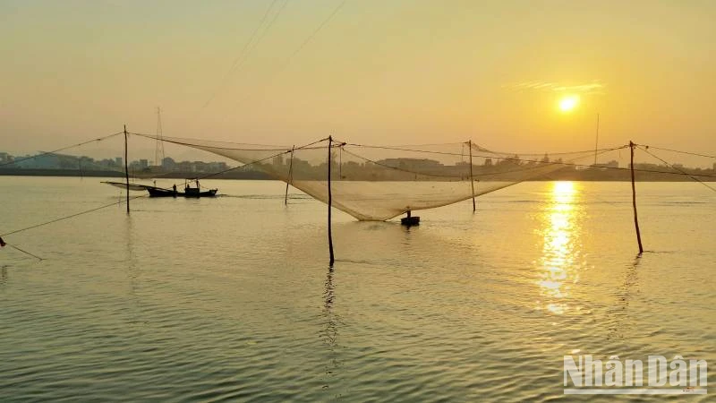 Hoàng hôn trên dòng Nhật Lệ. (Ảnh minh họa)