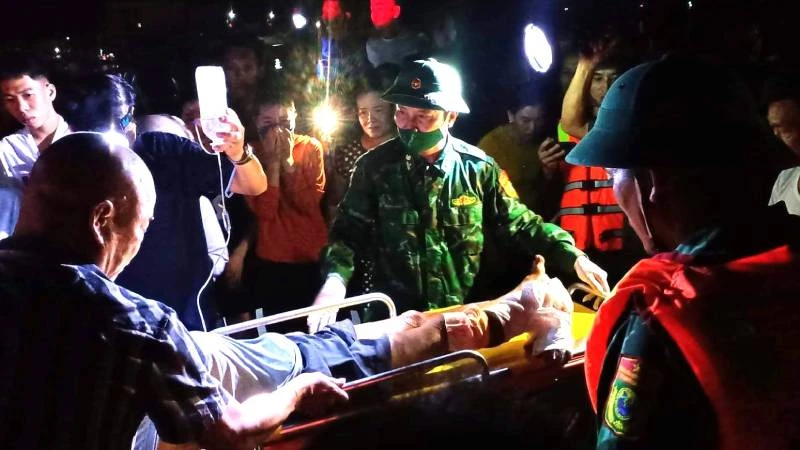 Quân y biên phòng, nhân viên y tế địa phương và gia đình chăm sóc, chuyển nạn nhân lên tuyến trên điều trị.
