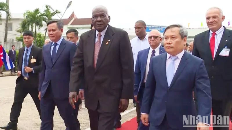 Đồng chí Esteban Lazo Hernandez và Đoàn đại biểu Cuba thăm Bệnh viện hữu nghị Việt Nam-Cuba Đồng Hới.