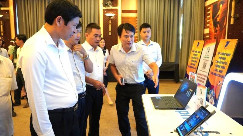 Các đại biểu nghe giới thiệu các ứng dụng, phần mềm mới trong quảng bá du lịch.