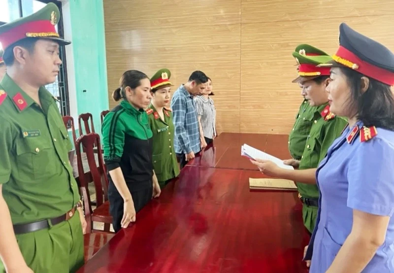 Công an tỉnh Quảng Bình khởi tố Nguyễn Thị Loan (áo xanh đen) về tội tham ô tài sản. (Ảnh: Công an Quảng Bình)