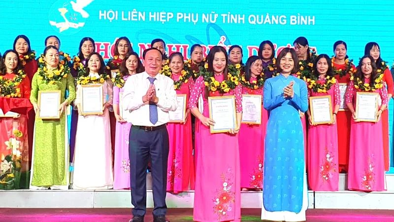 Các phụ nữ điển hình được vinh danh và nhận khen thưởng.