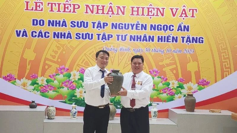 Bảo tàng Tổng hợp Quảng Bình tiếp nhận hiện vật do nhà sưu tập Nguyễn Ngọc Ẩn (bên phải) hiến tặng.