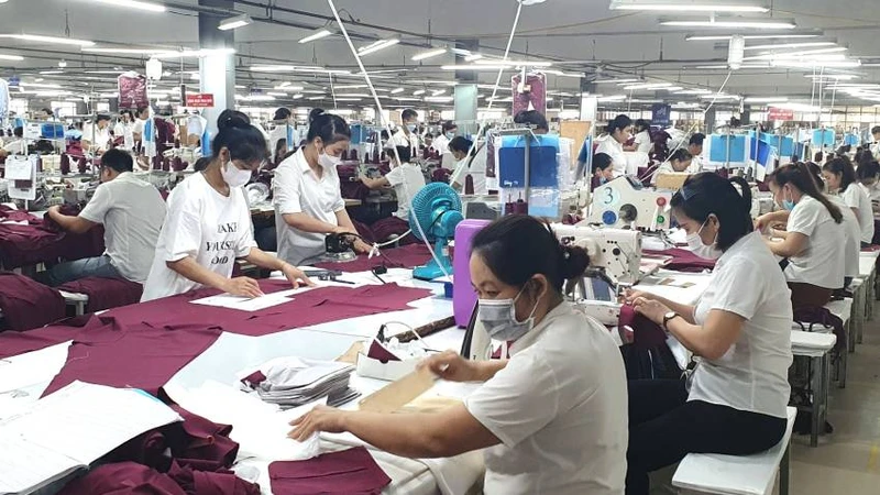 Mặc dù gặp nhiều khó khăn nhưng Xí nghiệp may Hà Quảng cũng bảo đảm được việc làm, thu nhập bình quân 7 triệu đồng/người/tháng.