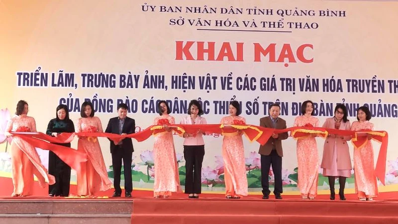 Các đại biểu cắt băng khai trương triển lãm, trưng bày ảnh, hiện vật về văn hóa truyền thống của đồng bào dân tộc thiểu số Quảng Bình.