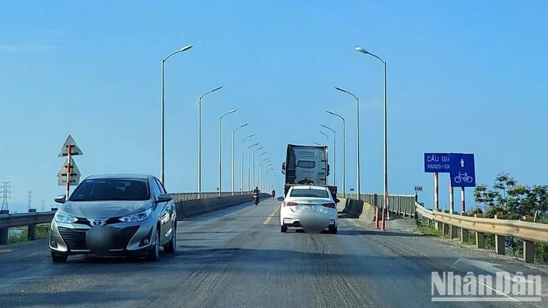 Cầu Gianh luôn trong thế "nút cổ chai" trên Quốc lộ 1 qua Quảng Bình khi đường 4 làn, cầu 2 làn
