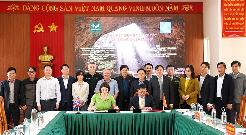 Đại diện lãnh đạo Vườn quốc gia Phong Nha-Kẻ Bàng và Vườn quốc gia Yorkshire Dales ký kết biên bản hợp tác về nghiên cứu đa dạng sinh học, du lịch thám hiểm hang động.
