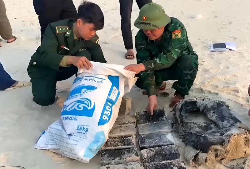 Bộ đội Biên phòng Quảng Bình thu gom ma túy trôi dạt trên bãi biển xã Ngư Thủy Bắc, huyện Lệ Thủy.