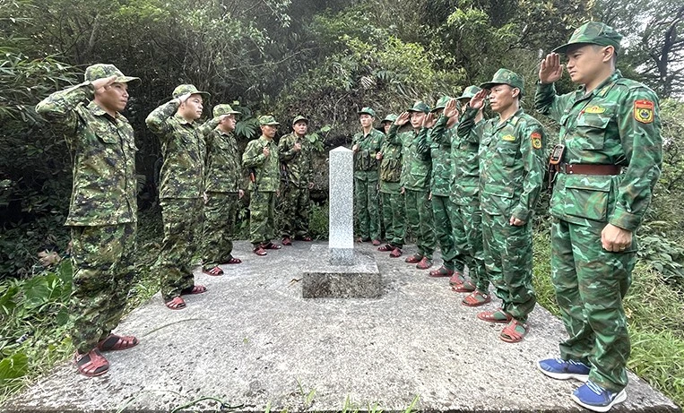 Lực lượng bảo vệ biên giới 2 nước Việt Nam và Lào làm lễ chào cột mốc quốc giới.