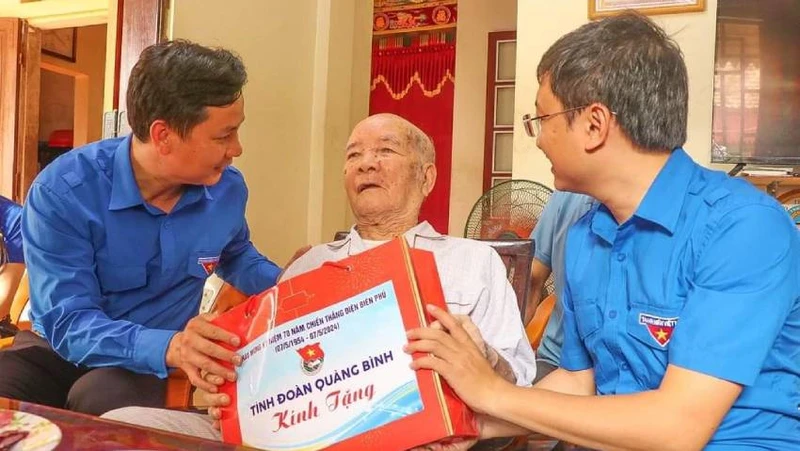 Đại diện lãnh đạo Tỉnh Đoàn Quảng Bình thăm hỏi sức khỏe, tặng quà chiến sĩ Điện Biên ở huyện Quảng Trạch.