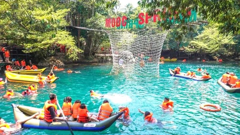 Suối Nước Moọc- nơi trải nghiệm và giải nhiệt tuyệt vời ở Quảng Bình