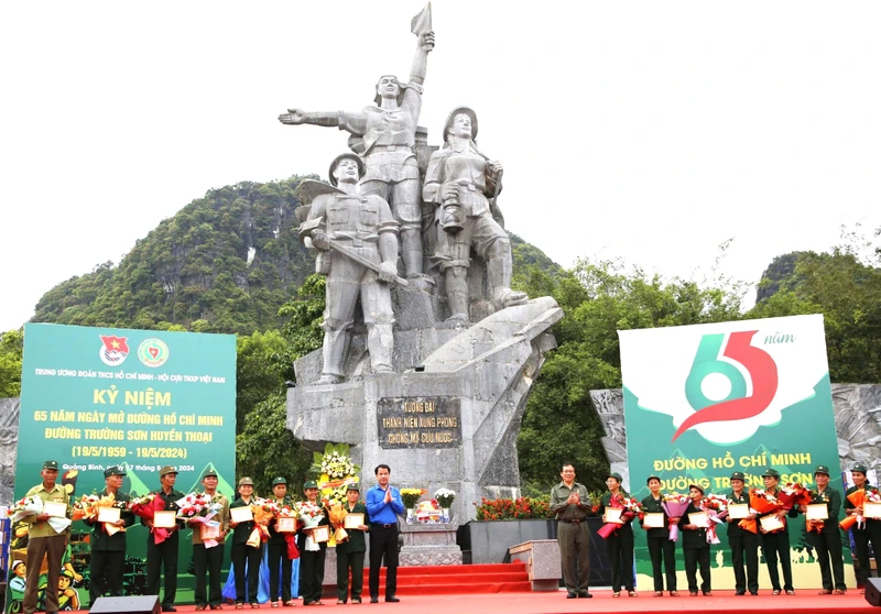 Ban tổ chức trao tặng kỷ niệm chương thanh niên xung phong cho các đại biểu