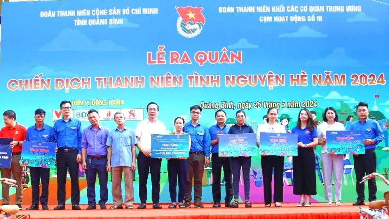 Ban tổ chức trao tượng trưng các phần quà cho các tập thể, cá nhân tại lễ ra quân chiến dịch thanh niên tình nguyện hè 2024.