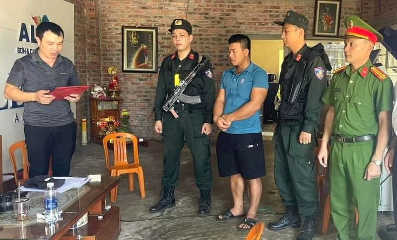 Công an thi hành lệnh khám xét khẩn cấp chỗ ở đối với Nguyễn Xuân Hùng ở xã Vạn Trạch, huyện Bố Trạch. (Ảnh: Công an cung cấp)