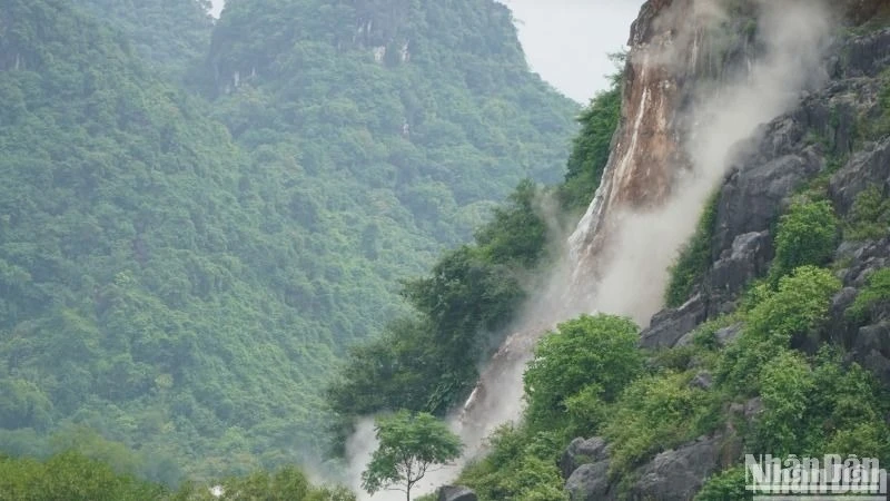 Khối đá vôi khoảng 300 tấn có nguy cao bị sạt lở xuống khu dân cư và cơ quan, đơn vị ở thị trấn Phong Nha được phá hủy an toàn.