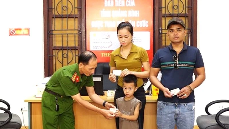 Những công dân Quảng Bình đầu tiên nhận thẻ căn cước mới. (Ảnh: minh họa)